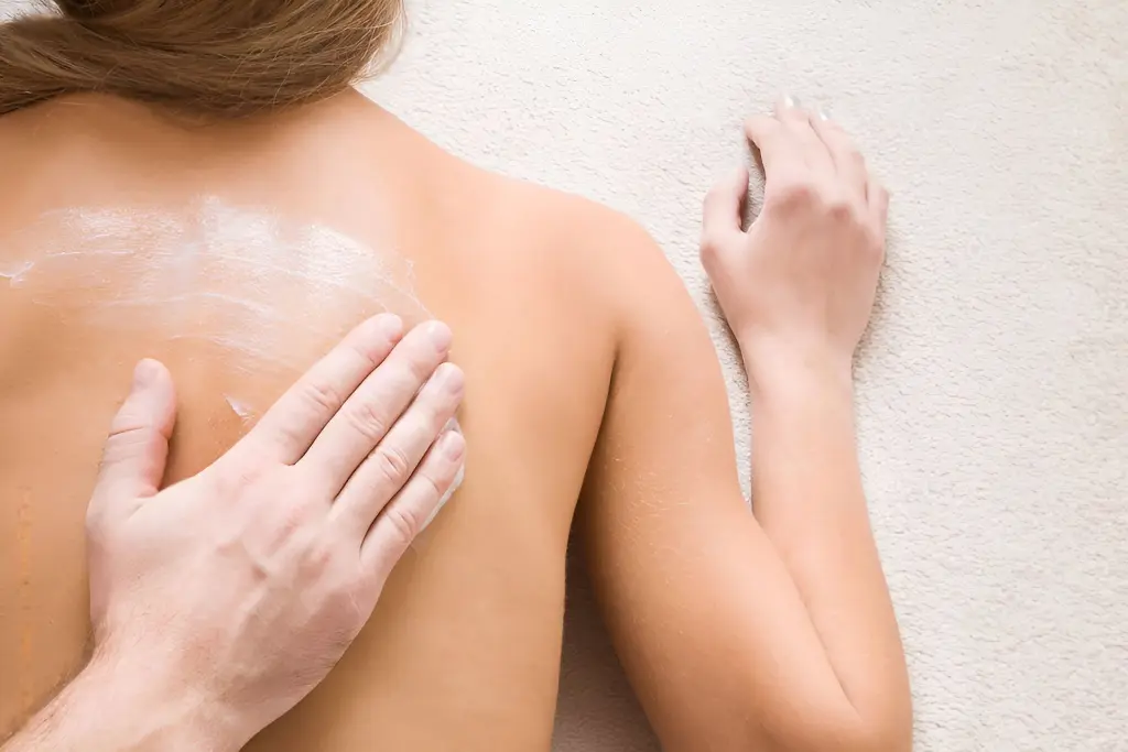 Massage With Cream back 2.webp